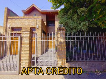 CASA EN VENTA 4 DORMITORIOS, QUINCHO, JARDÍN. QUILMES ESTE