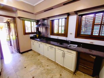 CASA EN VENTA 4 DORMITORIOS, QUINCHO, JARDÍN. QUILMES ESTE