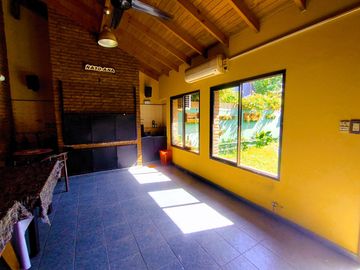CASA EN VENTA 4 DORMITORIOS, QUINCHO, JARDÍN. QUILMES ESTE