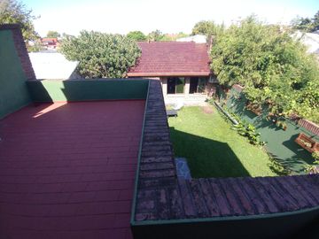 CASA EN VENTA 4 DORMITORIOS, QUINCHO, JARDÍN. QUILMES ESTE