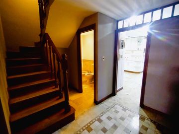 CASA EN VENTA 4 DORMITORIOS, QUINCHO, JARDÍN. QUILMES ESTE