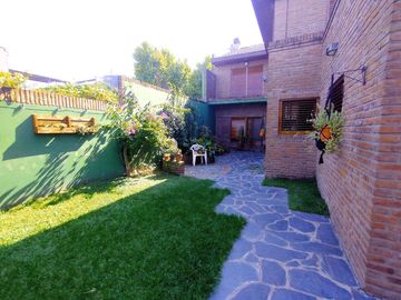 CASA EN VENTA 4 DORMITORIOS, QUINCHO, JARDÍN. QUILMES ESTE