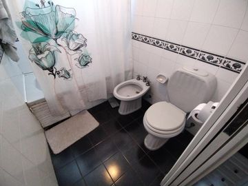 CASA EN VENTA 4 DORMITORIOS, QUINCHO, JARDÍN. QUILMES ESTE