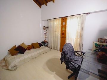 CASA EN VENTA 4 DORMITORIOS, QUINCHO, JARDÍN. QUILMES ESTE