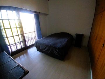 CASA EN VENTA 4 DORMITORIOS, QUINCHO, JARDÍN. QUILMES ESTE