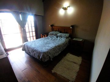 CASA EN VENTA 4 DORMITORIOS, QUINCHO, JARDÍN. QUILMES ESTE