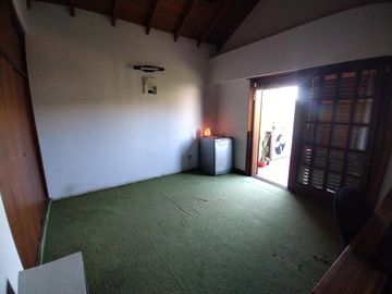CASA EN VENTA 4 DORMITORIOS, QUINCHO, JARDÍN. QUILMES ESTE