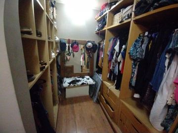 CASA EN VENTA 4 DORMITORIOS, QUINCHO, JARDÍN. QUILMES ESTE