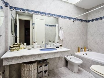 Departamento Semipiso 5 ambientes al Frente con Balcón Cochera y Baulera Recoleta- venta