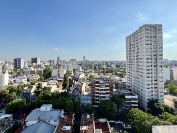 Luminoso 4 ambientes en Colegiales en piso alto