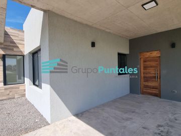 Casa en venta en Barrio Lagos de Canning II, con 3 dormitorios y piscina