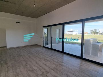 Casa en venta en Barrio Lagos de Canning II, con 3 dormitorios y piscina