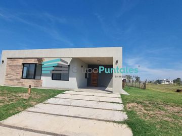 Casa en venta en Barrio Lagos de Canning II, con 3 dormitorios y piscina