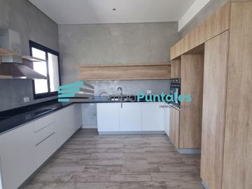 Casa en venta en Barrio Lagos de Canning II, con 3 dormitorios y piscina