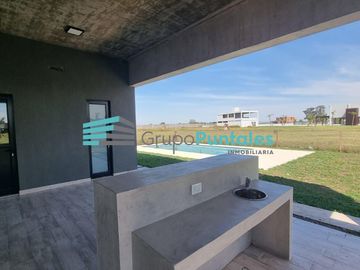 Casa en venta en Barrio Lagos de Canning II, con 3 dormitorios y piscina