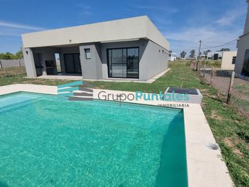 Casa venta en Barrio Lagos de Canning II, con 3 dormitorios y pileta