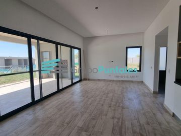 Casa venta en Barrio Lagos de Canning II, con 3 dormitorios y pileta