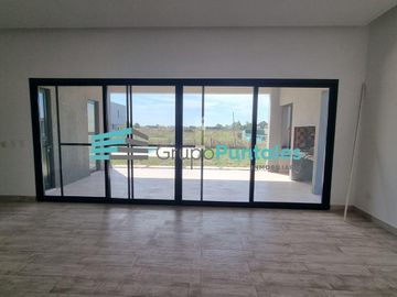 Casa venta en Barrio Lagos de Canning II, con 3 dormitorios y pileta