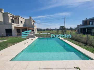Casa venta en Barrio Lagos de Canning II, con 3 dormitorios y pileta
