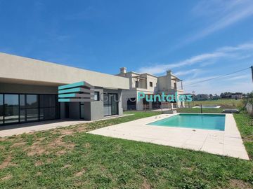 Casa venta en Barrio Lagos de Canning II, con 3 dormitorios y pileta