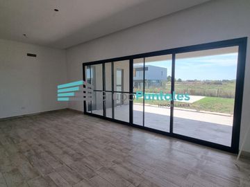 Casa venta en Barrio Lagos de Canning II, con 3 dormitorios y pileta
