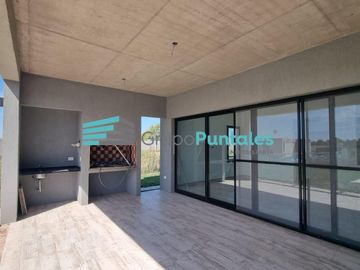 Casa venta en Barrio Lagos de Canning II, con 3 dormitorios y pileta