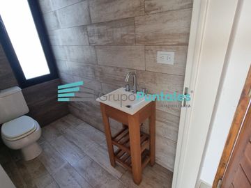 Casa venta en Barrio Lagos de Canning II, con 3 dormitorios y pileta