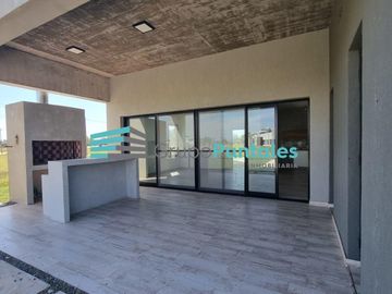 Casa venta en Barrio Lagos de Canning II, con 3 dormitorios y pileta
