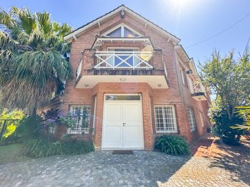 CASA EN VENTA en LAS LOMAS DE SAN ISIDRO con AMPLIOS ESPACIOS, GRAN JARDIN, QUINCHO,