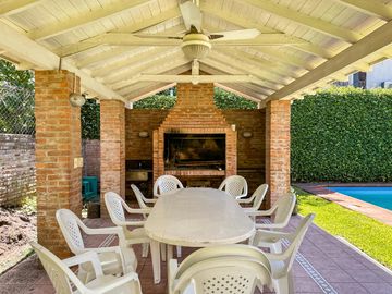 CASA EN VENTA en LAS LOMAS DE SAN ISIDRO con AMPLIOS ESPACIOS, GRAN JARDIN, QUINCHO,