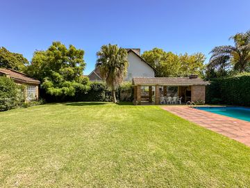 CASA EN VENTA en LAS LOMAS DE SAN ISIDRO con AMPLIOS ESPACIOS, GRAN JARDIN, QUINCHO,