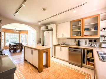 CASA EN VENTA en LAS LOMAS DE SAN ISIDRO con AMPLIOS ESPACIOS, GRAN JARDIN, QUINCHO,