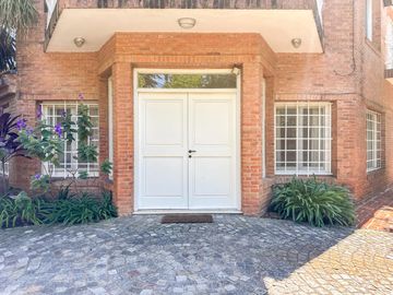 CASA EN VENTA en LAS LOMAS DE SAN ISIDRO con AMPLIOS ESPACIOS, GRAN JARDIN, QUINCHO,