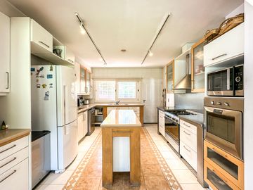 CASA EN VENTA en LAS LOMAS DE SAN ISIDRO con AMPLIOS ESPACIOS, GRAN JARDIN, QUINCHO,