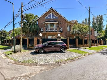 CASA EN VENTA en LAS LOMAS DE SAN ISIDRO con AMPLIOS ESPACIOS, GRAN JARDIN, QUINCHO,