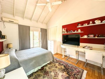 CASA EN VENTA en LAS LOMAS DE SAN ISIDRO con AMPLIOS ESPACIOS, GRAN JARDIN, QUINCHO,