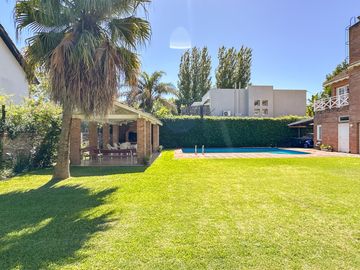 CASA EN VENTA en LAS LOMAS DE SAN ISIDRO con AMPLIOS ESPACIOS, GRAN JARDIN, QUINCHO,