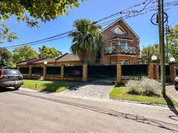 CASA EN VENTA en LAS LOMAS DE SAN ISIDRO con AMPLIOS ESPACIOS, GRAN JARDIN, QUINCHO,