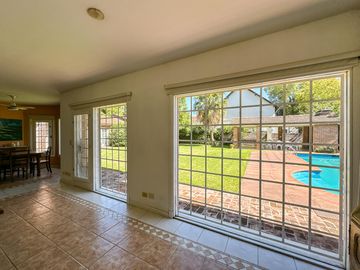 CASA EN VENTA en LAS LOMAS DE SAN ISIDRO con AMPLIOS ESPACIOS, GRAN JARDIN, QUINCHO,