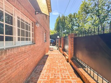 CASA EN VENTA en LAS LOMAS DE SAN ISIDRO con AMPLIOS ESPACIOS, GRAN JARDIN, QUINCHO,