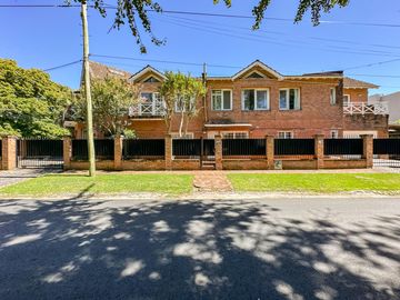 CASA EN VENTA en LAS LOMAS DE SAN ISIDRO con AMPLIOS ESPACIOS, GRAN JARDIN, QUINCHO,