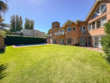 CASA EN VENTA en LAS LOMAS DE SAN ISIDRO con AMPLIOS ESPACIOS, GRAN JARDIN, QUINCHO,