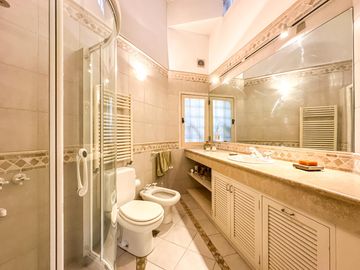 CASA EN VENTA en LAS LOMAS DE SAN ISIDRO con AMPLIOS ESPACIOS, GRAN JARDIN, QUINCHO,
