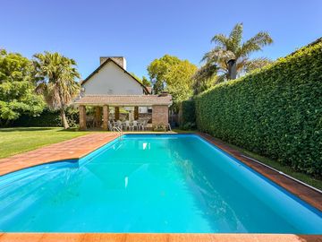 CASA EN VENTA en LAS LOMAS DE SAN ISIDRO con AMPLIOS ESPACIOS, GRAN JARDIN, QUINCHO,