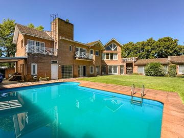 CASA EN VENTA en LAS LOMAS DE SAN ISIDRO con AMPLIOS ESPACIOS, GRAN JARDIN, QUINCHO,