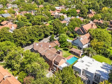 CASA EN VENTA en LAS LOMAS DE SAN ISIDRO con AMPLIOS ESPACIOS, GRAN JARDIN, QUINCHO,