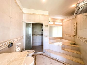 CASA EN VENTA en LAS LOMAS DE SAN ISIDRO con AMPLIOS ESPACIOS, GRAN JARDIN, QUINCHO,