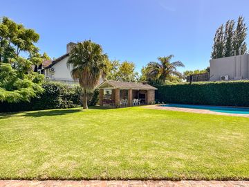 CASA EN VENTA en LAS LOMAS DE SAN ISIDRO con AMPLIOS ESPACIOS, GRAN JARDIN, QUINCHO,