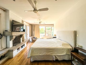 CASA EN VENTA en LAS LOMAS DE SAN ISIDRO con AMPLIOS ESPACIOS, GRAN JARDIN, QUINCHO,