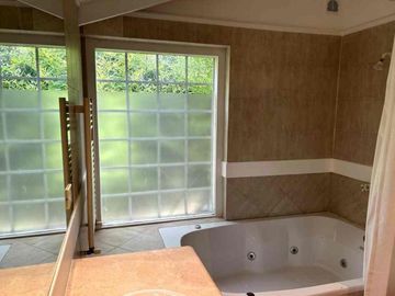 CASA EN VENTA en LAS LOMAS DE SAN ISIDRO con AMPLIOS ESPACIOS, GRAN JARDIN, QUINCHO,